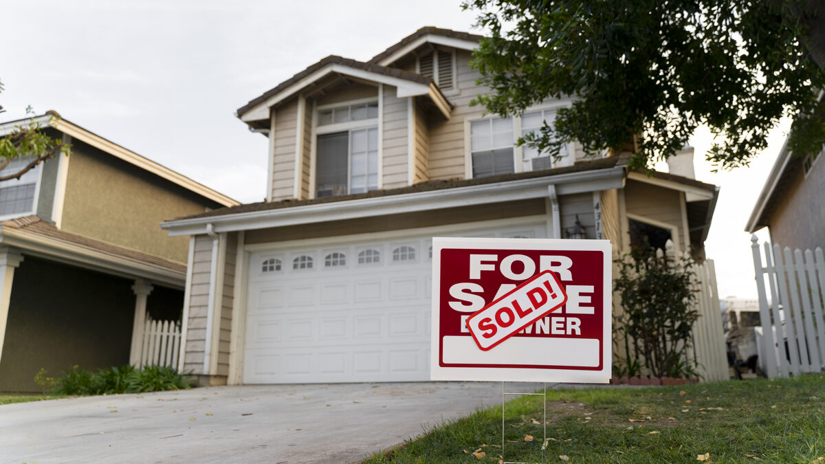 house-with-sold-yard-sign.jpg